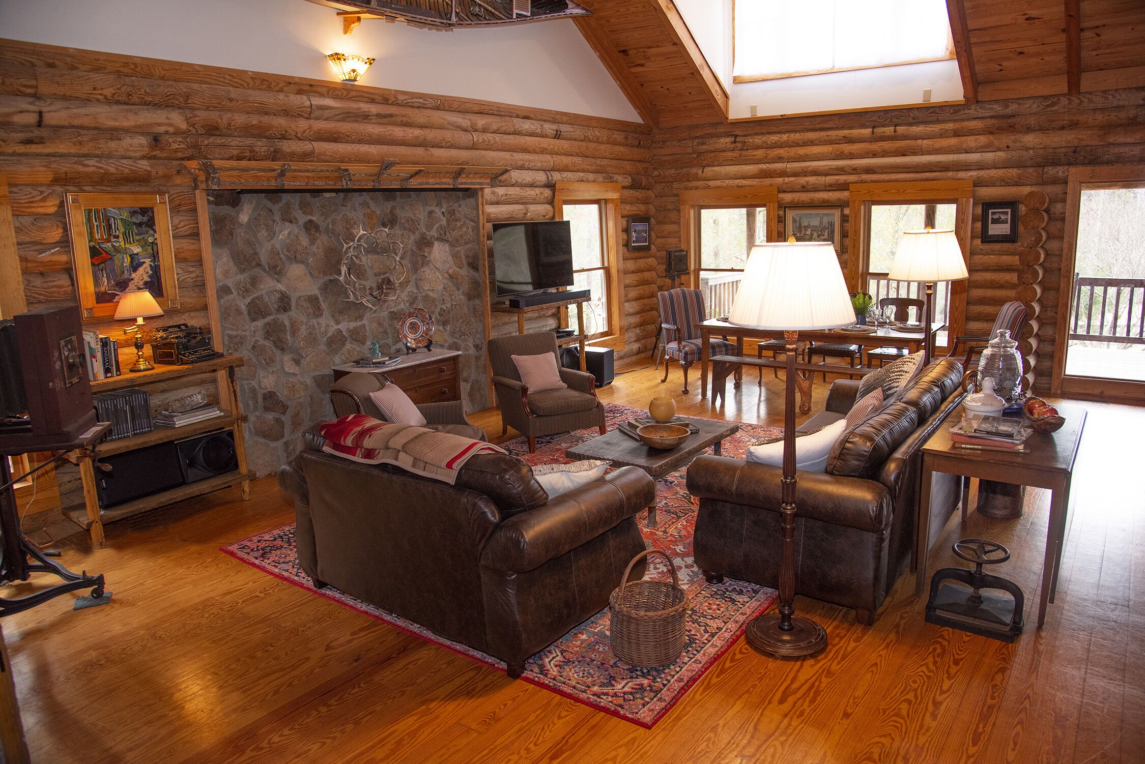 Sleeps 12, 4 bedrooms 3 full baths, 2 full kitchens, 4 TVs, space/views/nature!