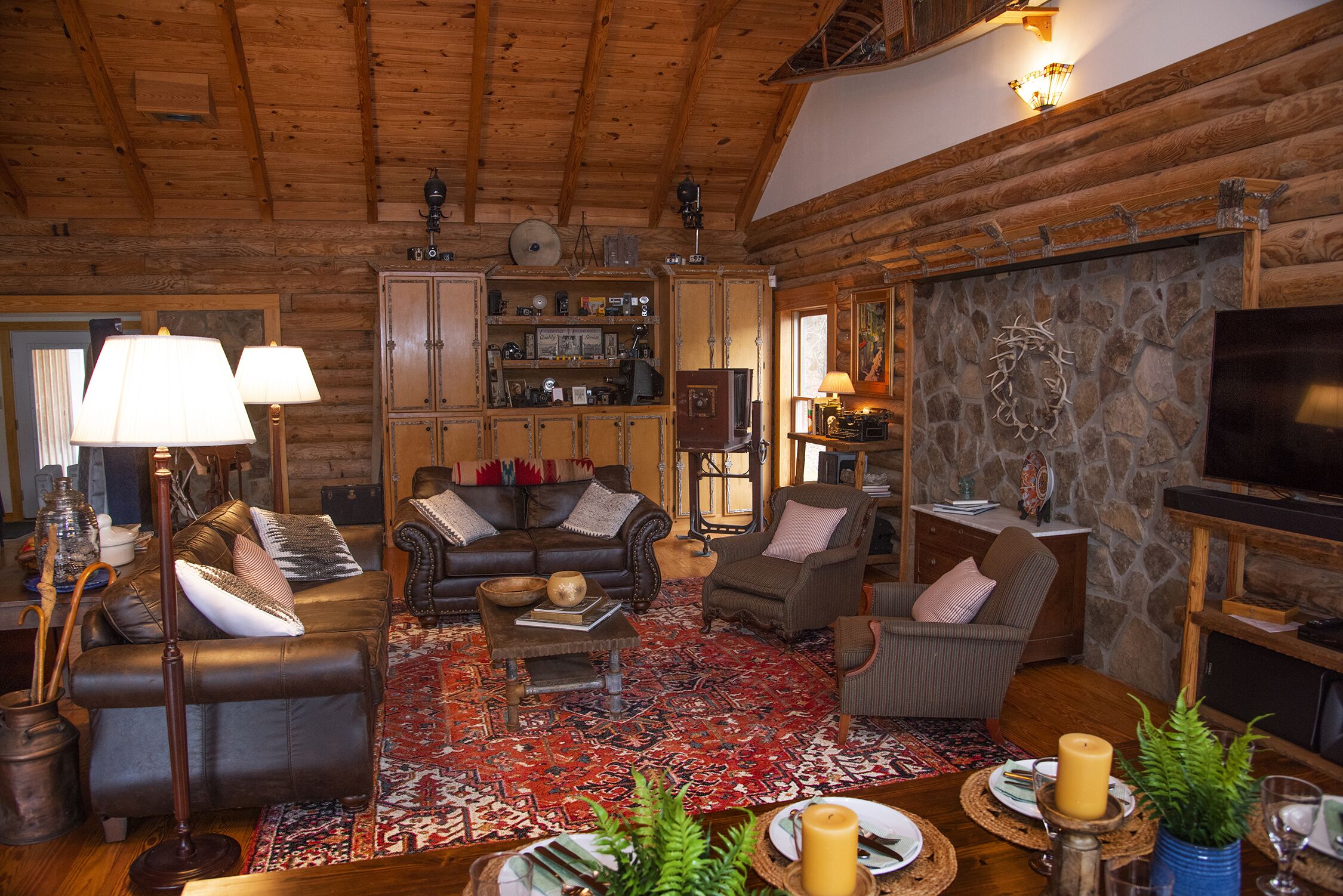 Sleeps 12, 4 bedrooms 3 full baths, 2 full kitchens, 4 TVs, space/views/nature!