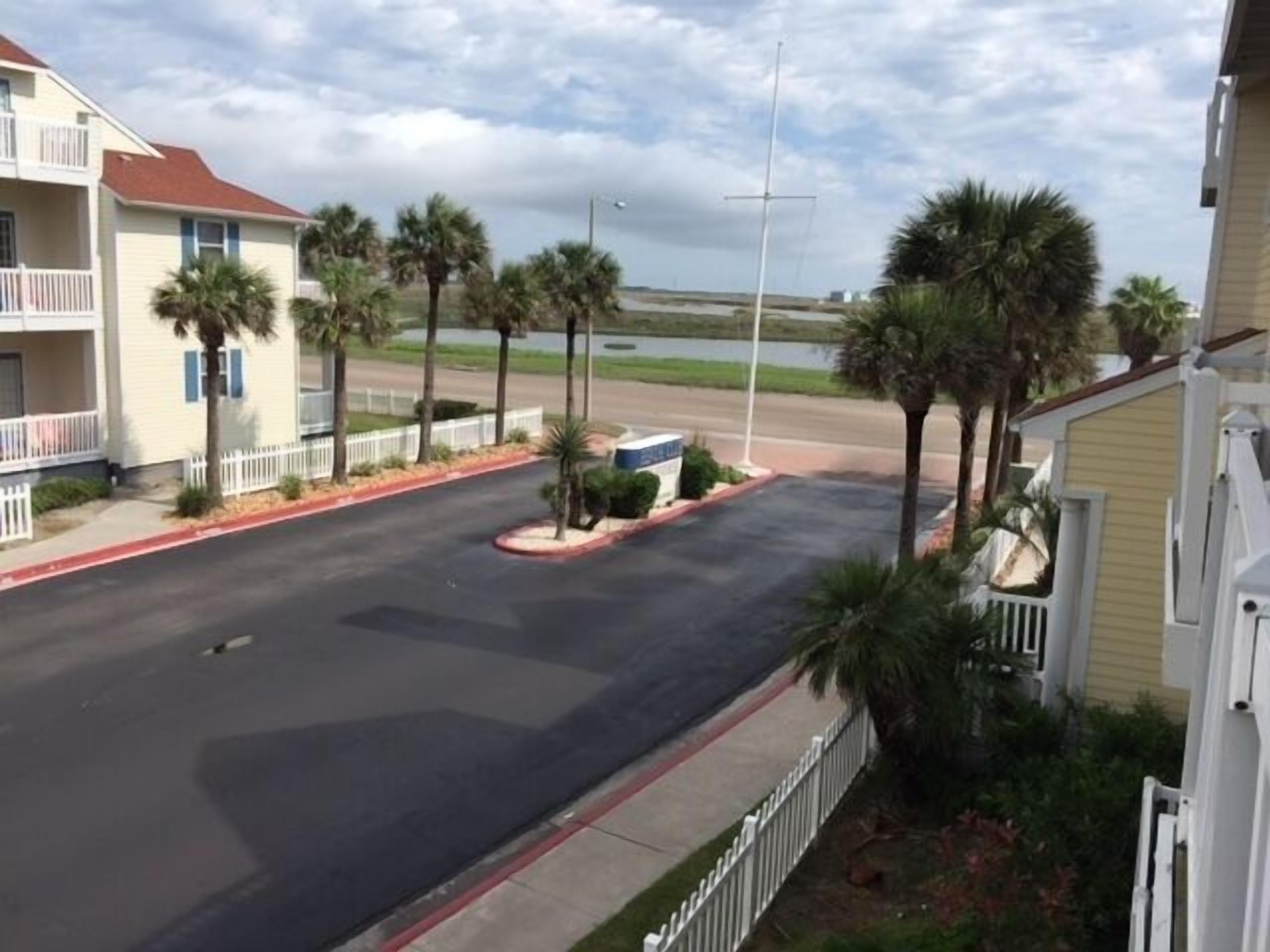 Walk to the Beach- 1 Bedroom Beach Club Condo - Sleeps 4 -  