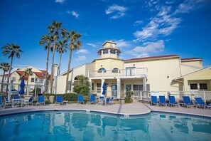 Una piscina al aire libre, una piscina climatizada