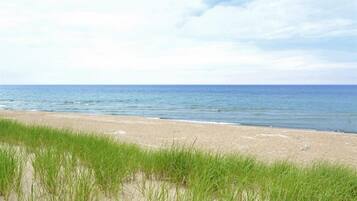 Na praia, espreguiçadeiras, toalhas de praia