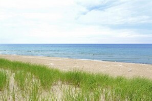 Na praia, espreguiçadeiras, toalhas de praia 