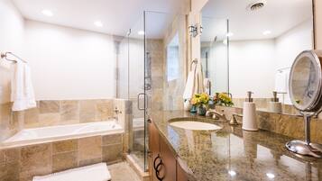 Banheira, banheira de hidromassagem, secador de cabelo, toalhas de banho