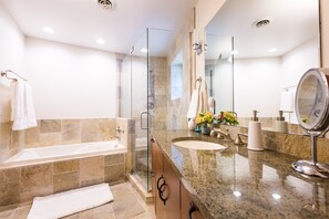 Banheira, banheira de hidromassagem, secador de cabelo, toalhas de banho