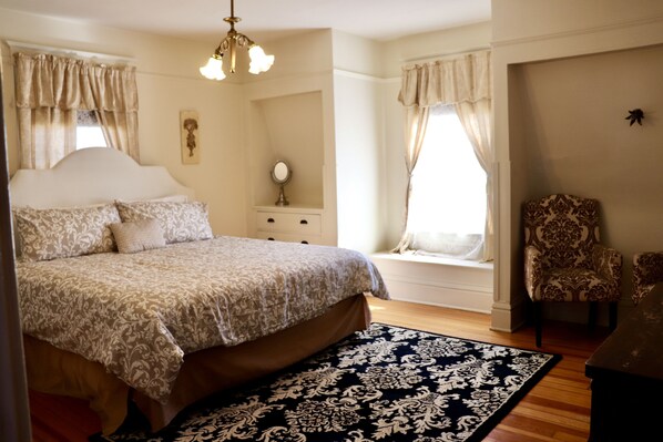 5 bedrooms, in-room safe, desk, iron/ironing board