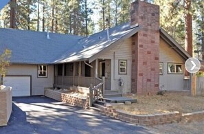 Exterior - Great location in a fam friendly neighborhood, 3 bed + bonus room & 2.75 baths!! (South Lake Tahoe)