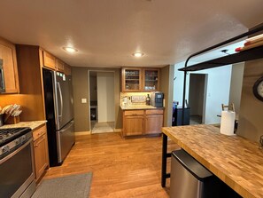 Private kitchen - Great location in a fam friendly neighborhood, 3 bed + bonus room & 2.75 baths!! (South Lake Tahoe)