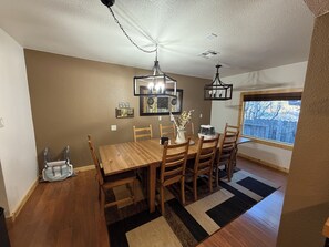 Dining - Great location in a fam friendly neighborhood, 3 bed + bonus room & 2.75 baths!! (South Lake Tahoe)