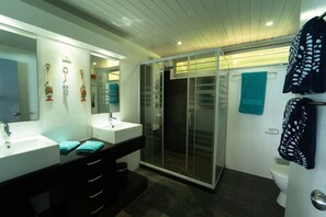 Dusche, Haartrockner, Handtücher, Seife