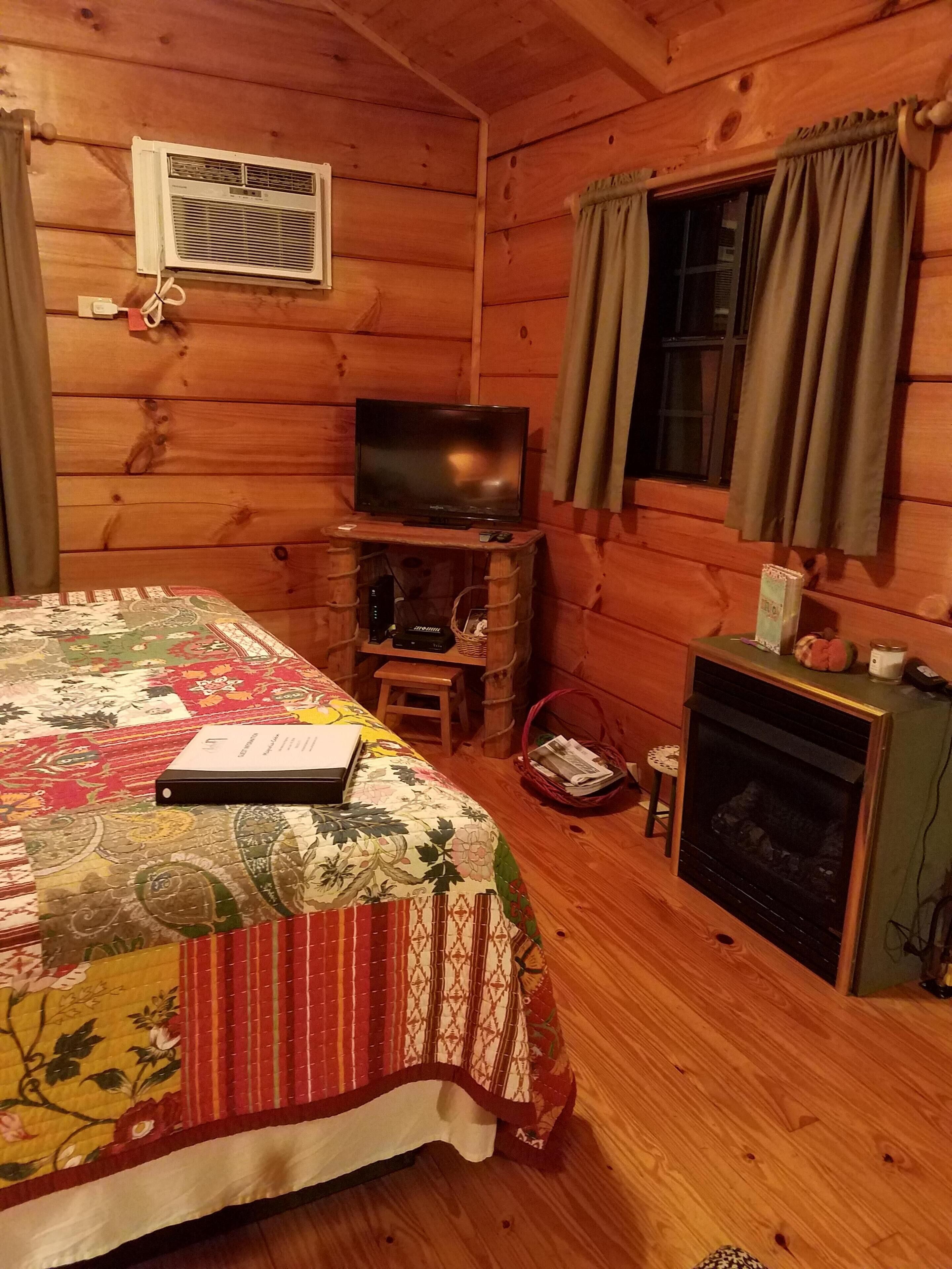 Charming pet-friendly cabin with hot tub for two: Your perfect mountain retreat!