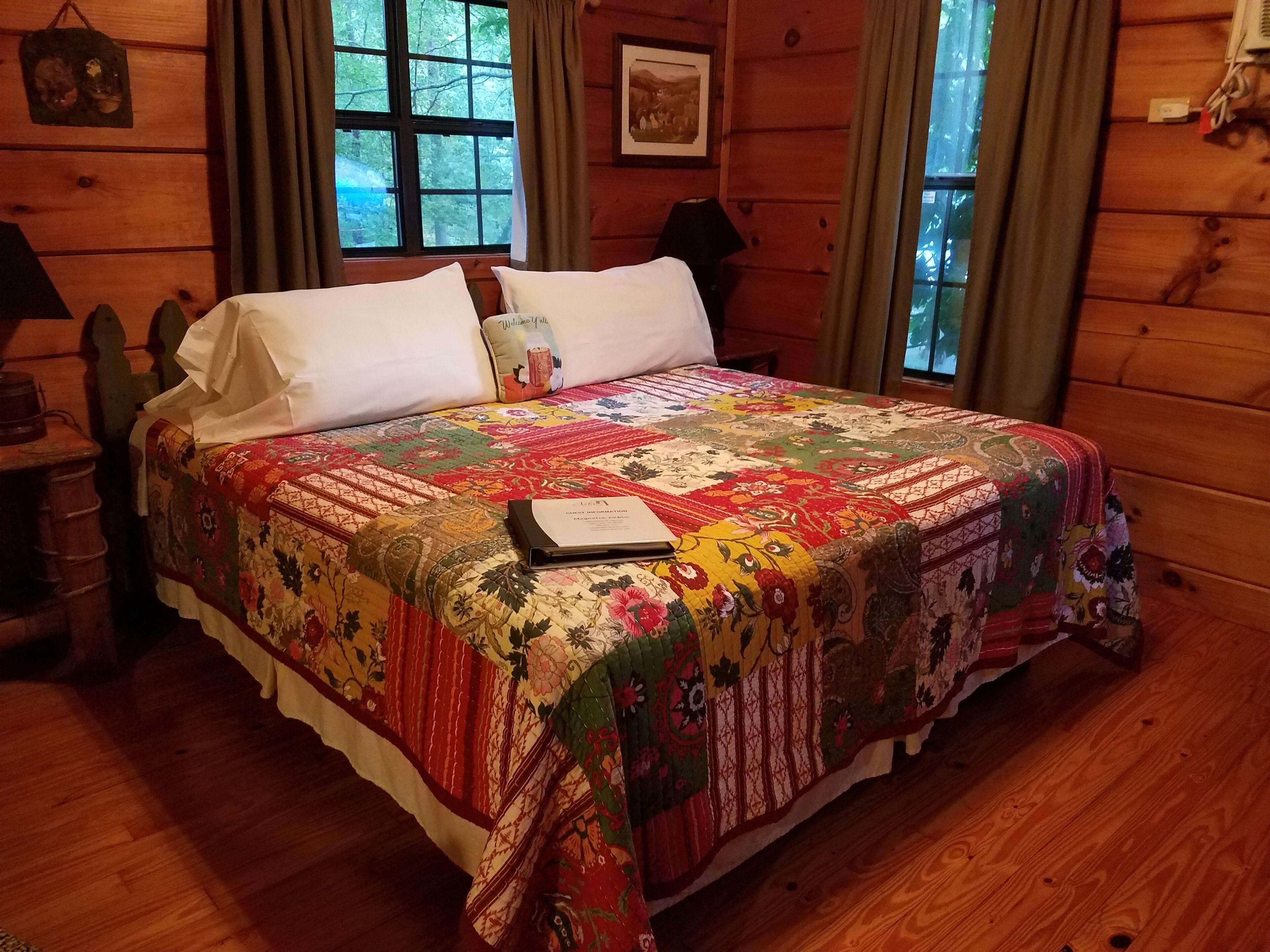 Charming pet-friendly cabin with hot tub for two: Your perfect mountain retreat!