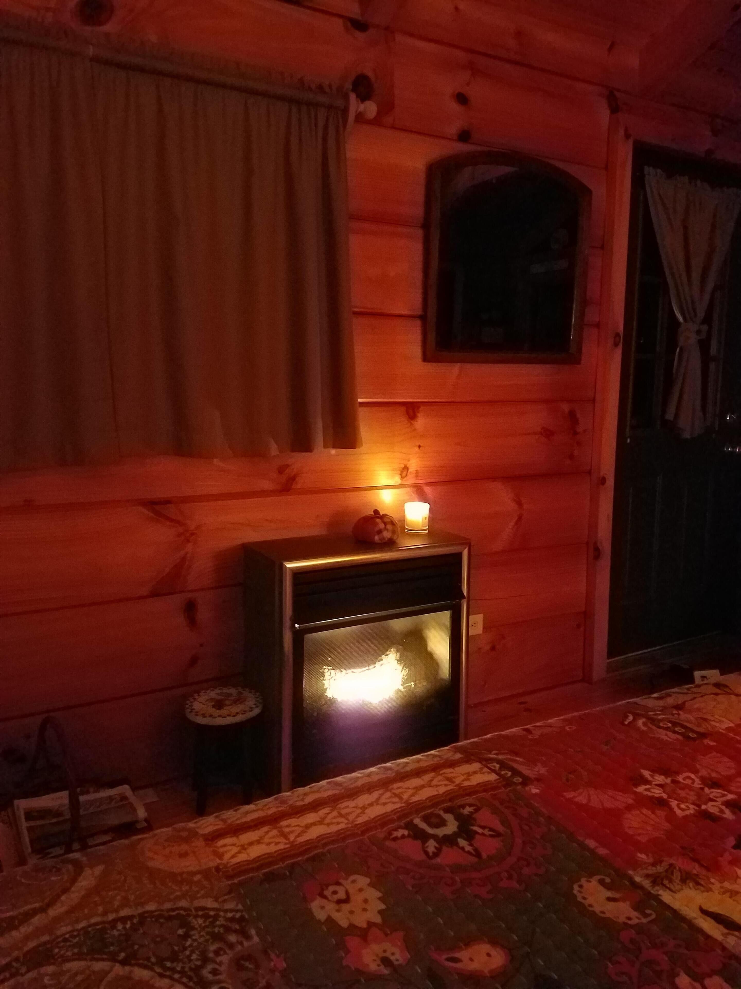 Charming pet-friendly cabin with hot tub for two: Your perfect mountain retreat!