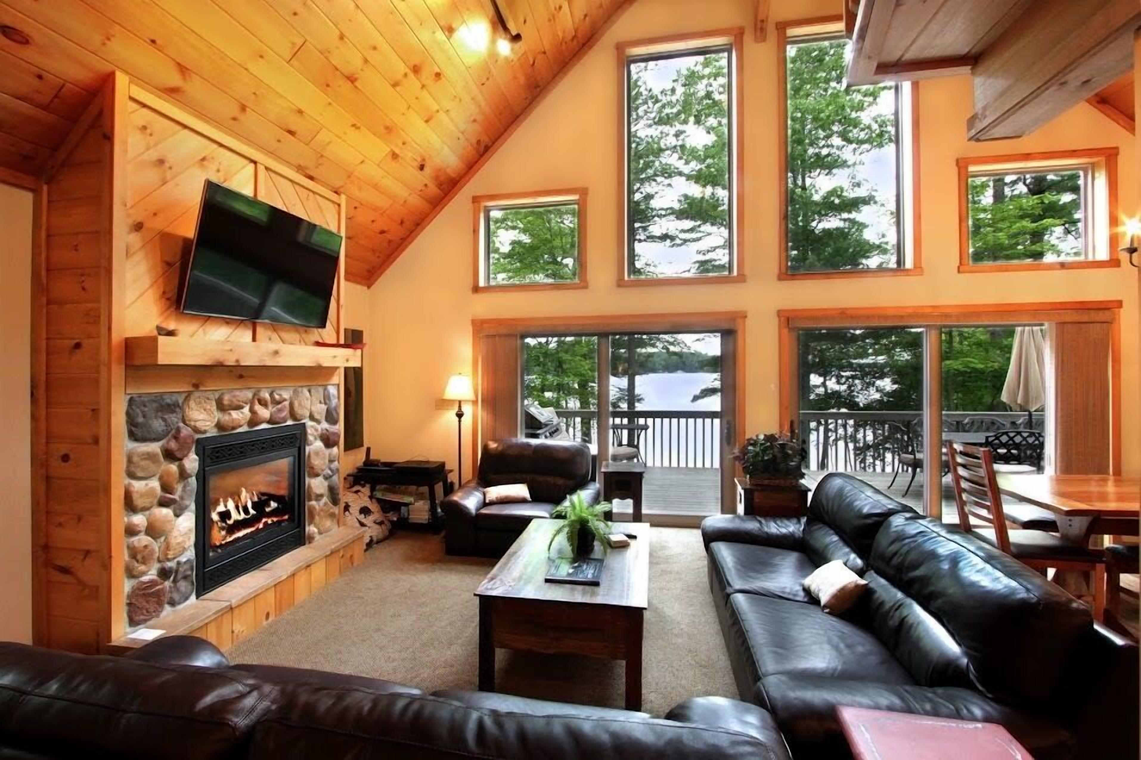 Beautiful setting of charming house on Eagle River Chain of Lakes Catfish Lake