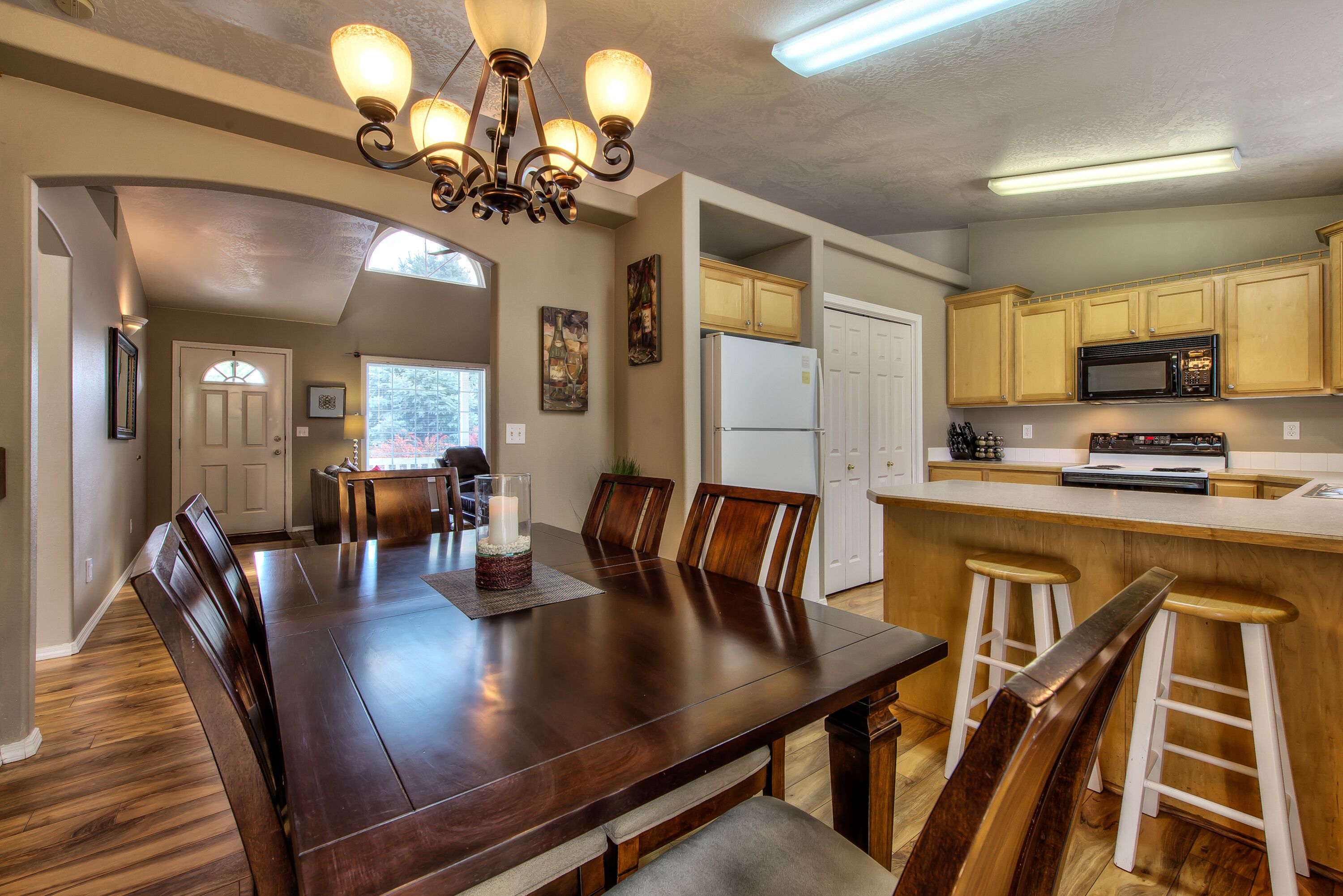 GOLF COURSE COMMUNITY, RELOCATION SPECIALISTS!!! 5min to Mall/Dining