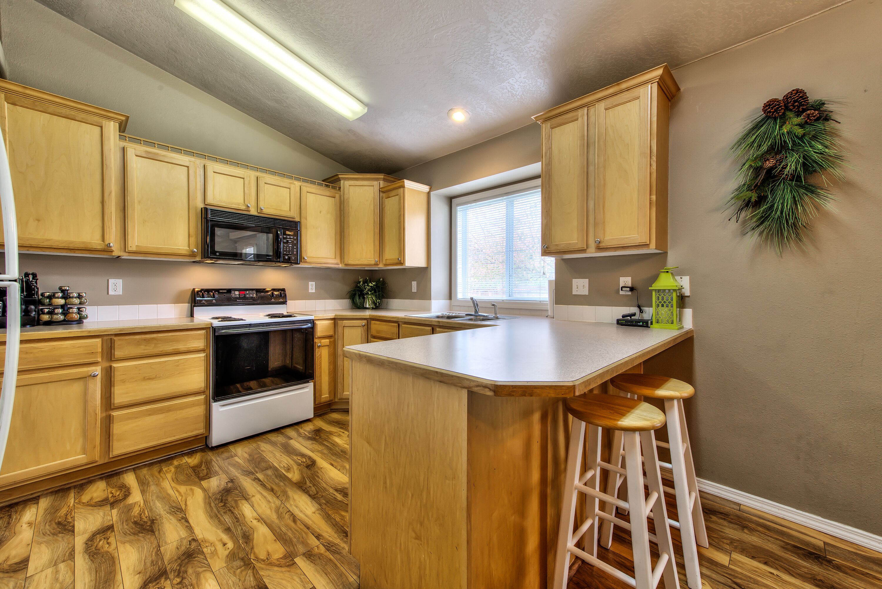 GOLF COURSE COMMUNITY, RELOCATION SPECIALISTS!!! 5min to Mall/Dining