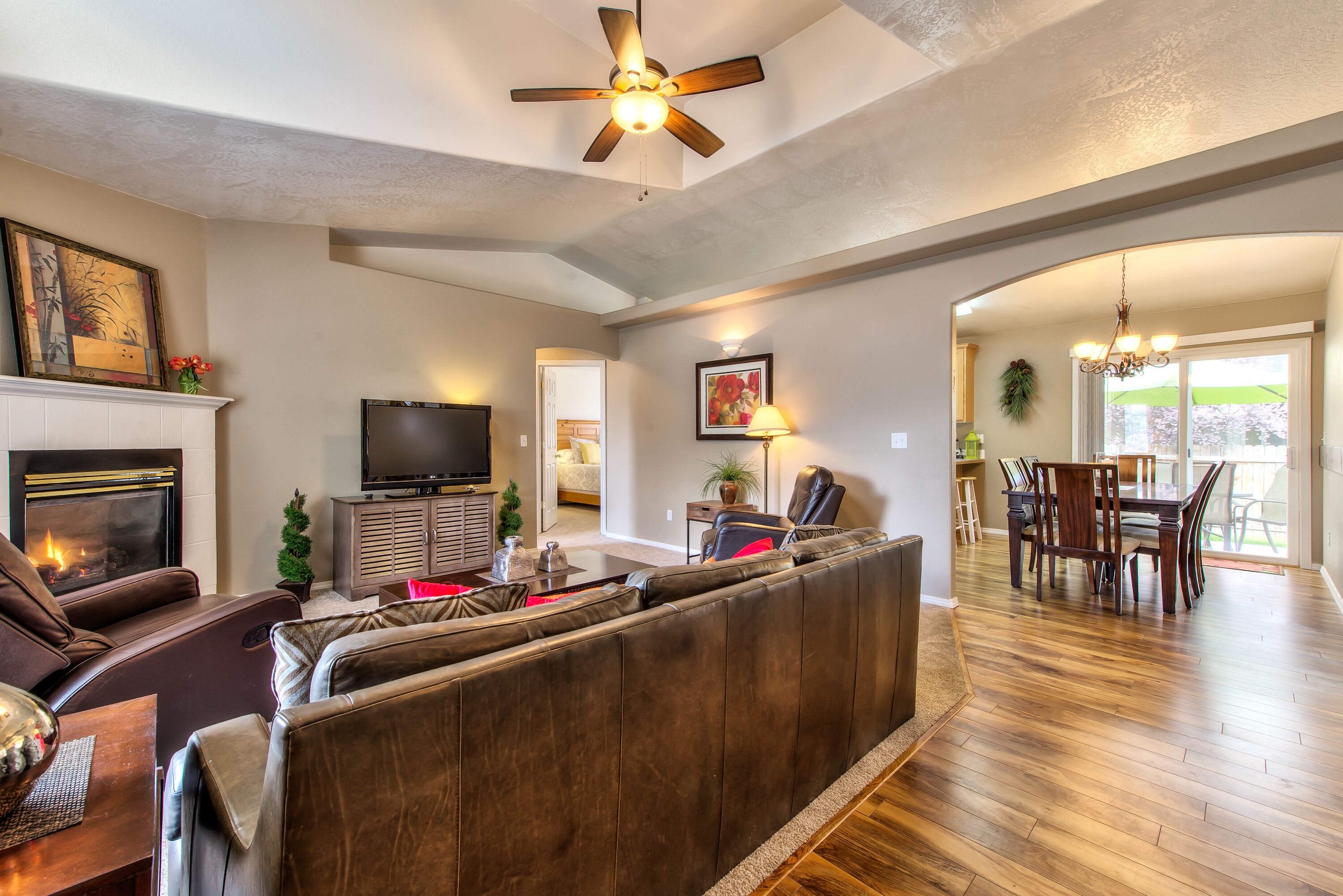 GOLF COURSE COMMUNITY, RELOCATION SPECIALISTS!!! 5min to Mall/Dining