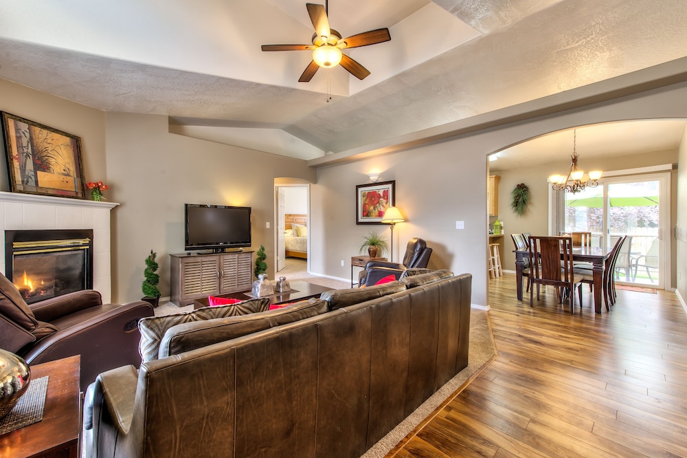 GOLF COURSE COMMUNITY, RELOCATION SPECIALISTS!!! 5min to Mall/Dining