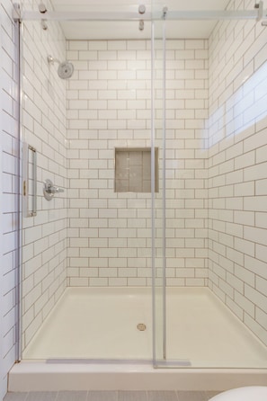 Combined shower/tub, hair dryer, towels