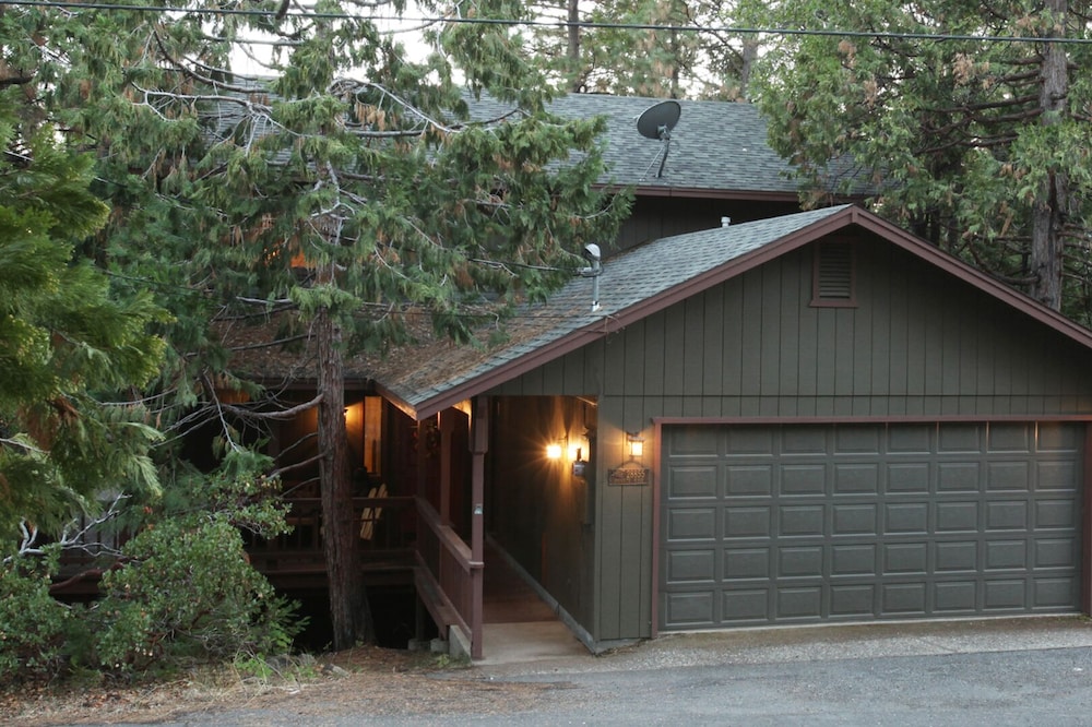 Luxury Mountain Home Nestled in the Pines with Central Air Conditioning