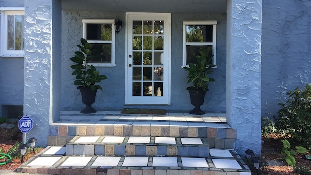 A house with a white door, two windows, and a small porch with steps. - Spacious 1/1 apartment near Stetson, sky diving, river, springs, racing, beaches (Deland)