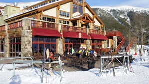 Un chalet doté d’une terrasse et d’un local pour entreposer le matériel de ski.