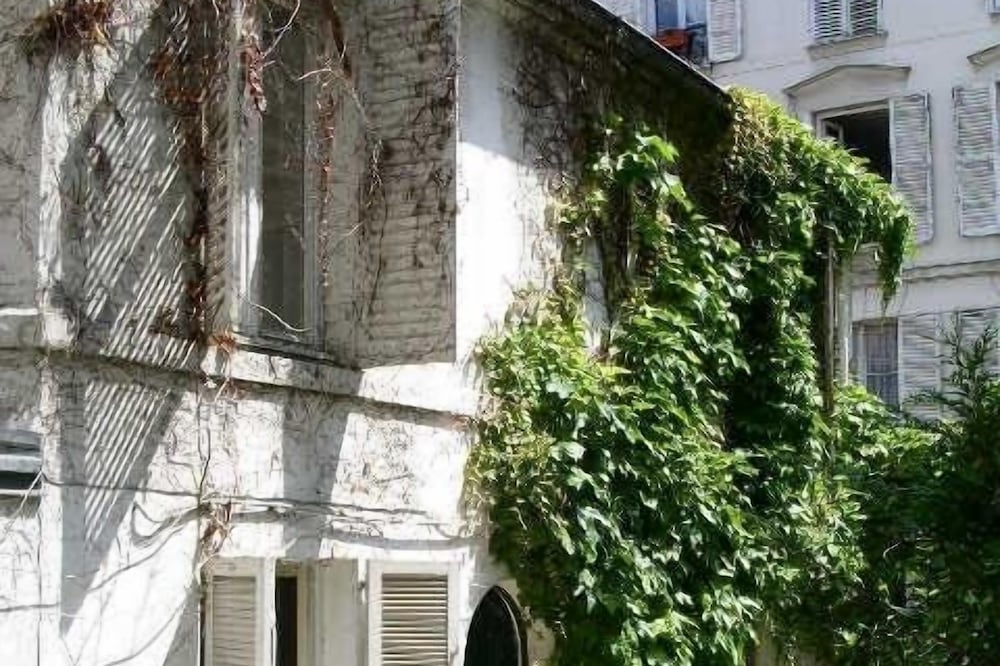 House in the Heart of Montmartre (Paris)