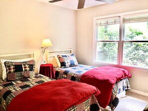 3 bedrooms, desk, iron/ironing board, free WiFi