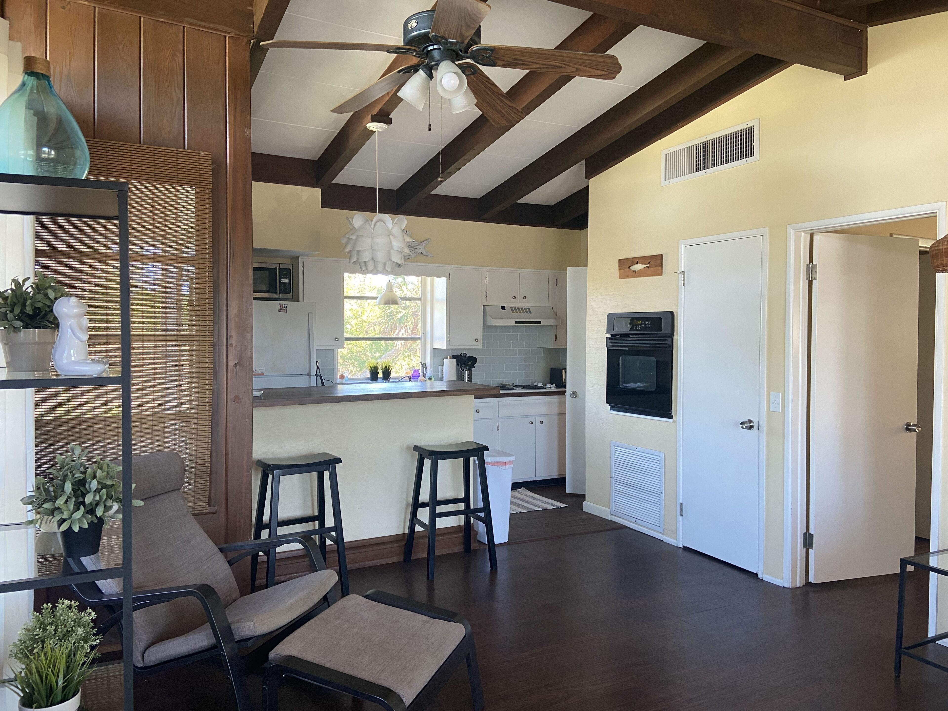 Charming Beach Cottage 1 Mile To Beach, Shopping, Restaurants, Paradise