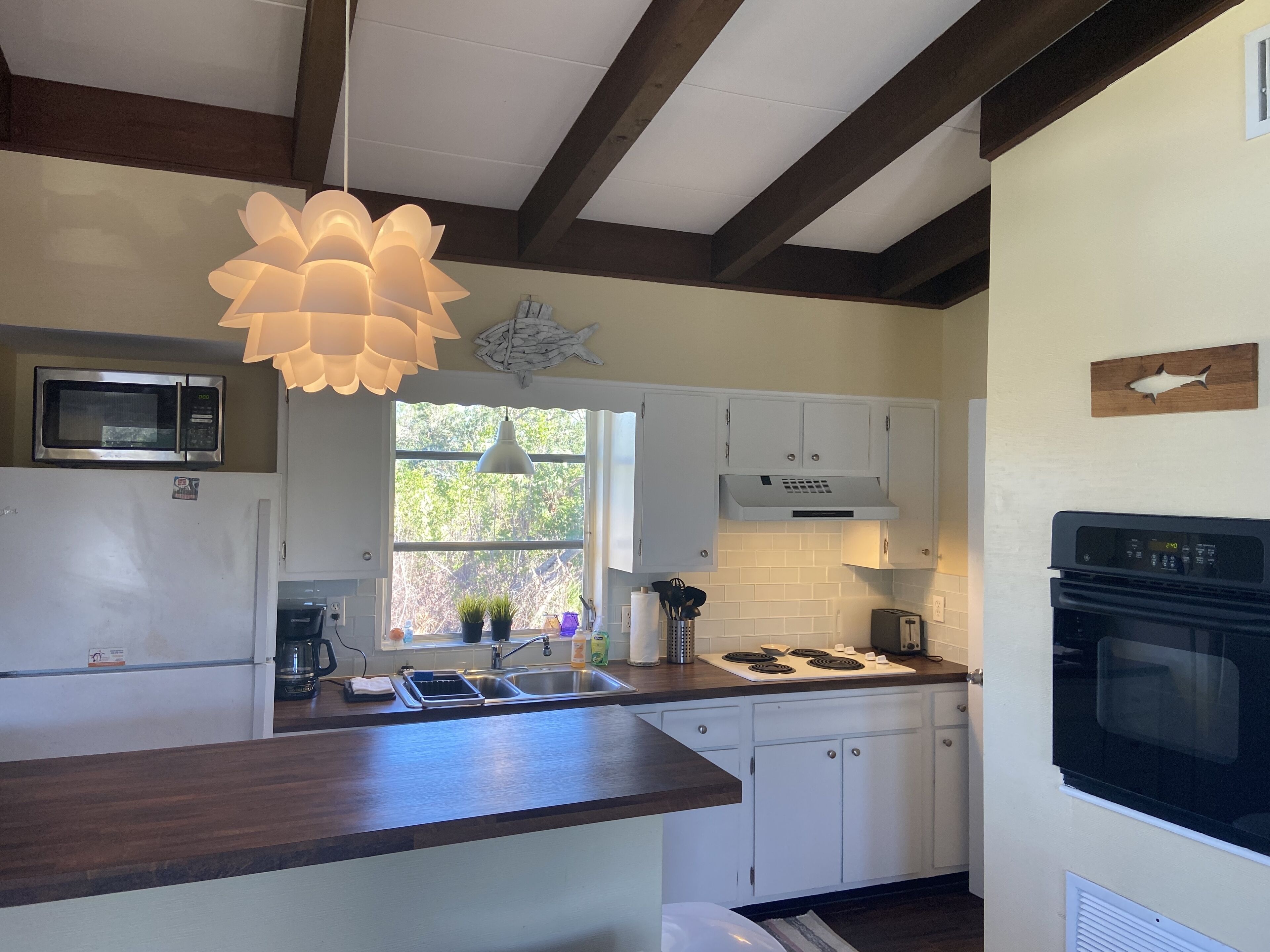 Charming Beach Cottage 1 Mile To Beach, Shopping, Restaurants, Paradise