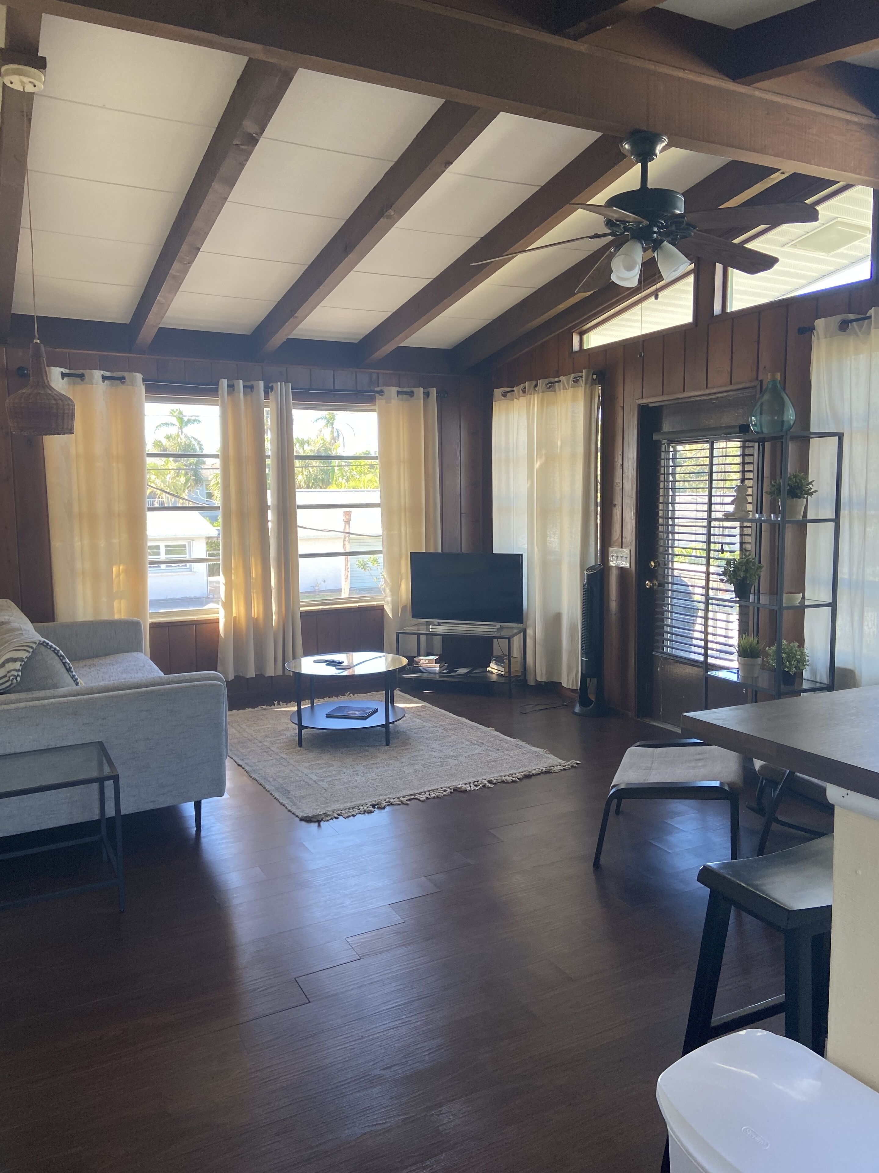 Charming Beach Cottage 1 Mile To Beach, Shopping, Restaurants, Paradise