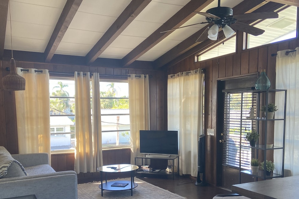 Charming Beach Cottage 1 Mile To Beach, Shopping, Restaurants, Paradise