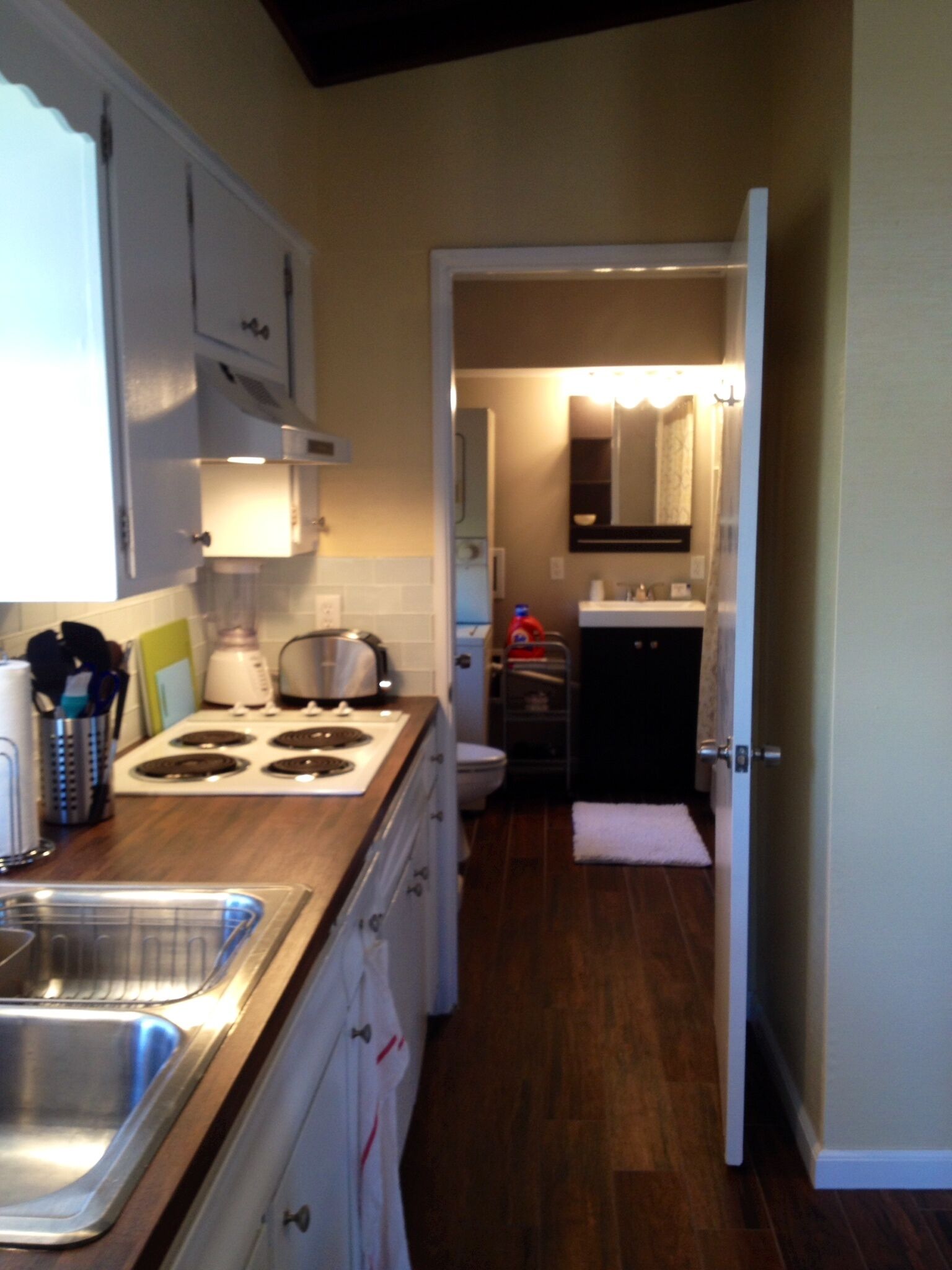 Charming Beach Cottage 1 Mile To Beach, Shopping, Restaurants, Paradise