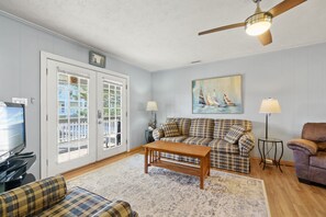 Smart TV, DVD player, books - Pet Friendly house that has a fully fenced in yard. (Sunset Beach)