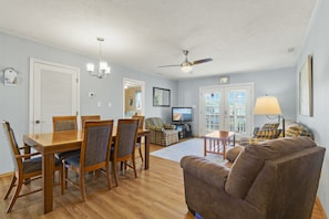 Smart TV, DVD player, books - Pet Friendly house that has a fully fenced in yard. (Sunset Beach)