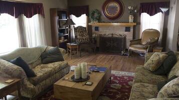 Smart-tv, eldstad och böcker