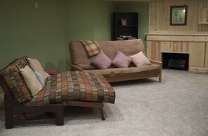 Smart TV, fireplace, books - The Rookery: the Perfect other home when you're away from your own nest. (Baraboo)