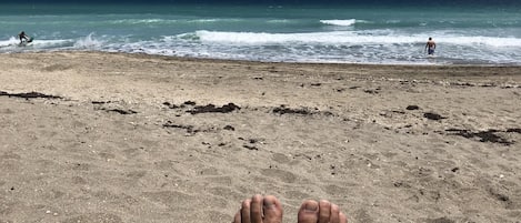 Sur la plage, chaise longue, serviettes de plage
