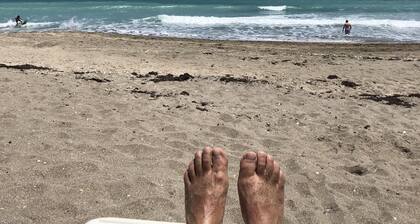 Holiday’s 🎄@ Pineapple Bungalow. Steps to Ocean. 🌊🌊🏖️. RELAX & ENJOY 😎 the beach.
