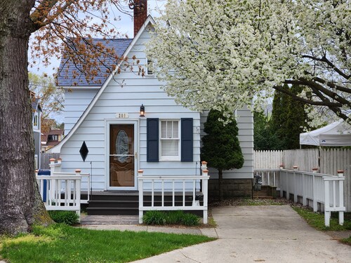Cottage Charm - Centre-ville - 3 BR / 1. 5 BA nouvellement rénové à la maison