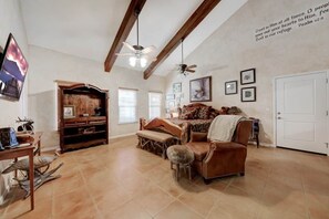 Smart TV, fireplace, offices - Hill Country Ranch (Johnson City)