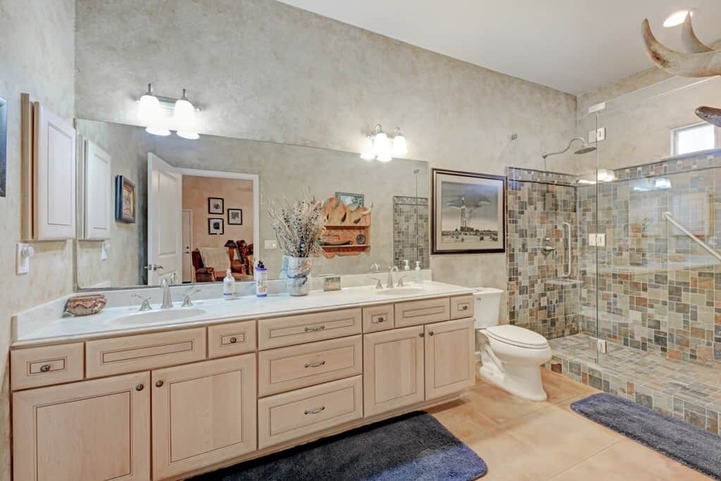 Combined shower/bathtub, hair dryer, towels, soap