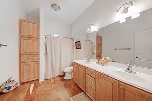 Combined shower/bathtub, hair dryer, towels, soap - Hill Country Ranch (Johnson City)