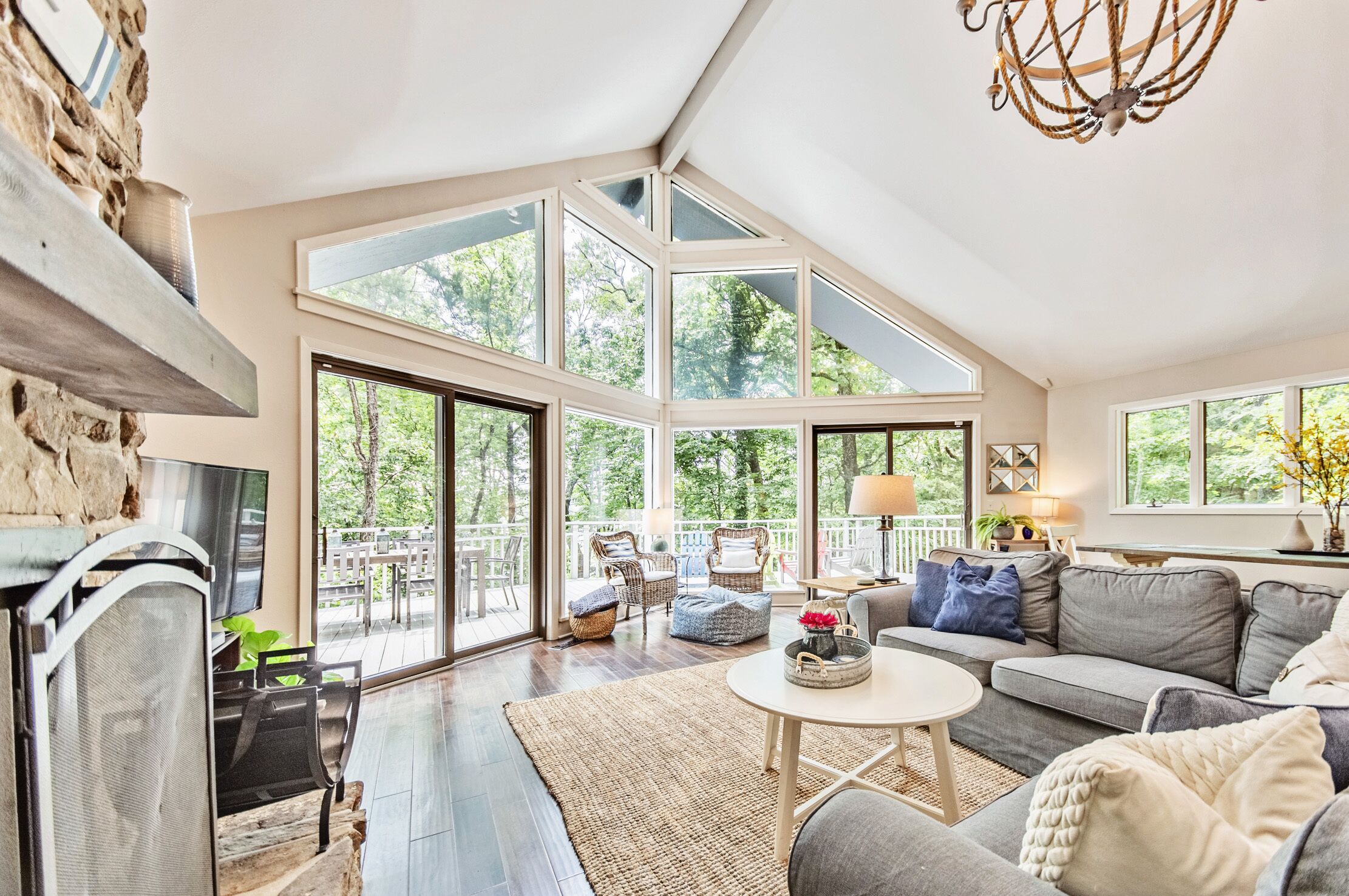 Private, Renovated, Lakefront home minutes from Little Red River & Heber Springs