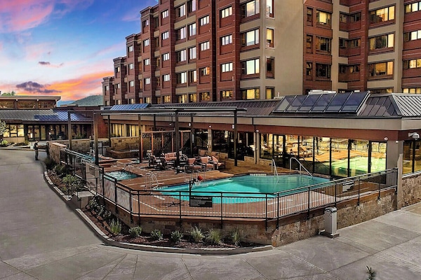 Piscine couverte, piscine extérieure