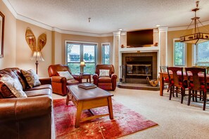 Smart TV, chimenea, videojuegos y reproductor de DVD 