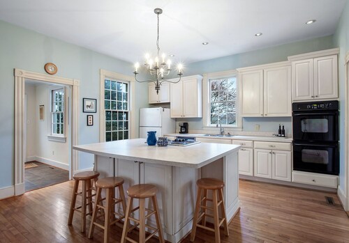 Private Paradise -  Historic 1870 Home on 630 Acre Estate - Pool, Lake, Views