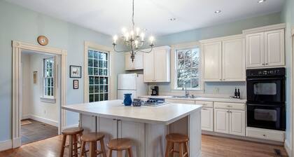 Private Paradise - Historic 1870 Home on 630 Acre Estate - Pool, Lake, Views