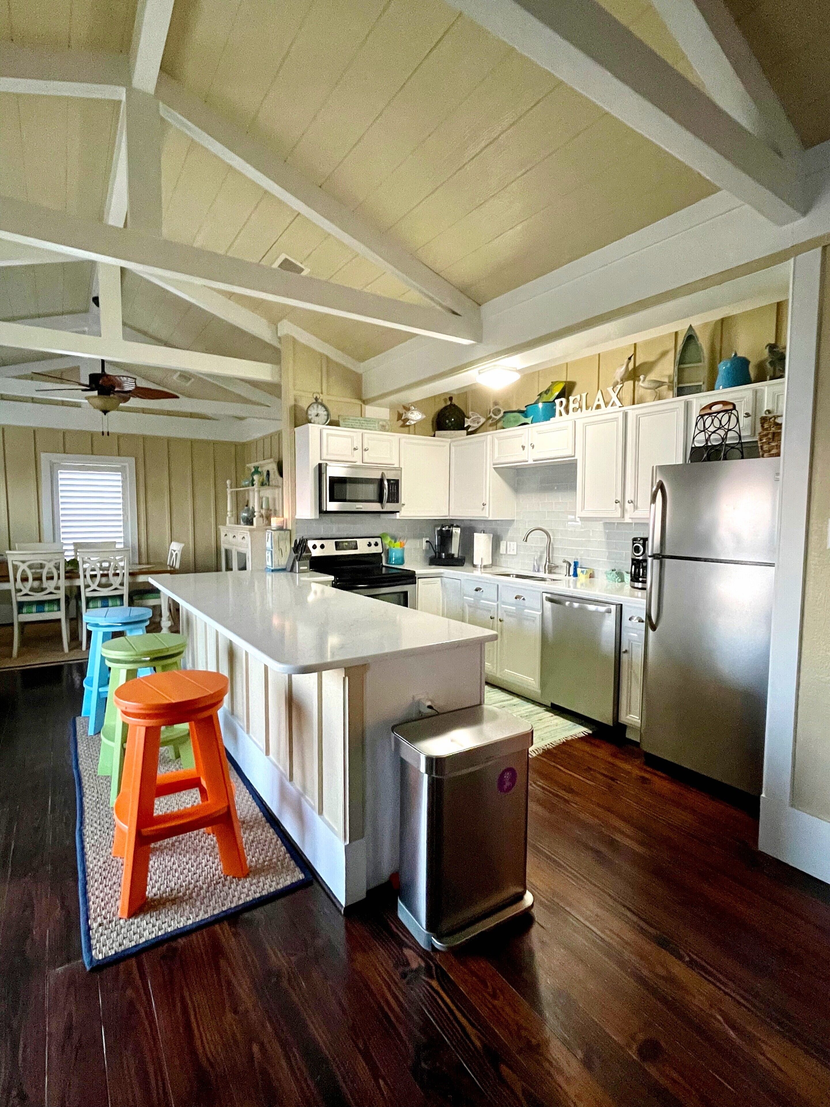 Amazing Beach Views! Seashell Getaway, a Charming Beach Cottage!