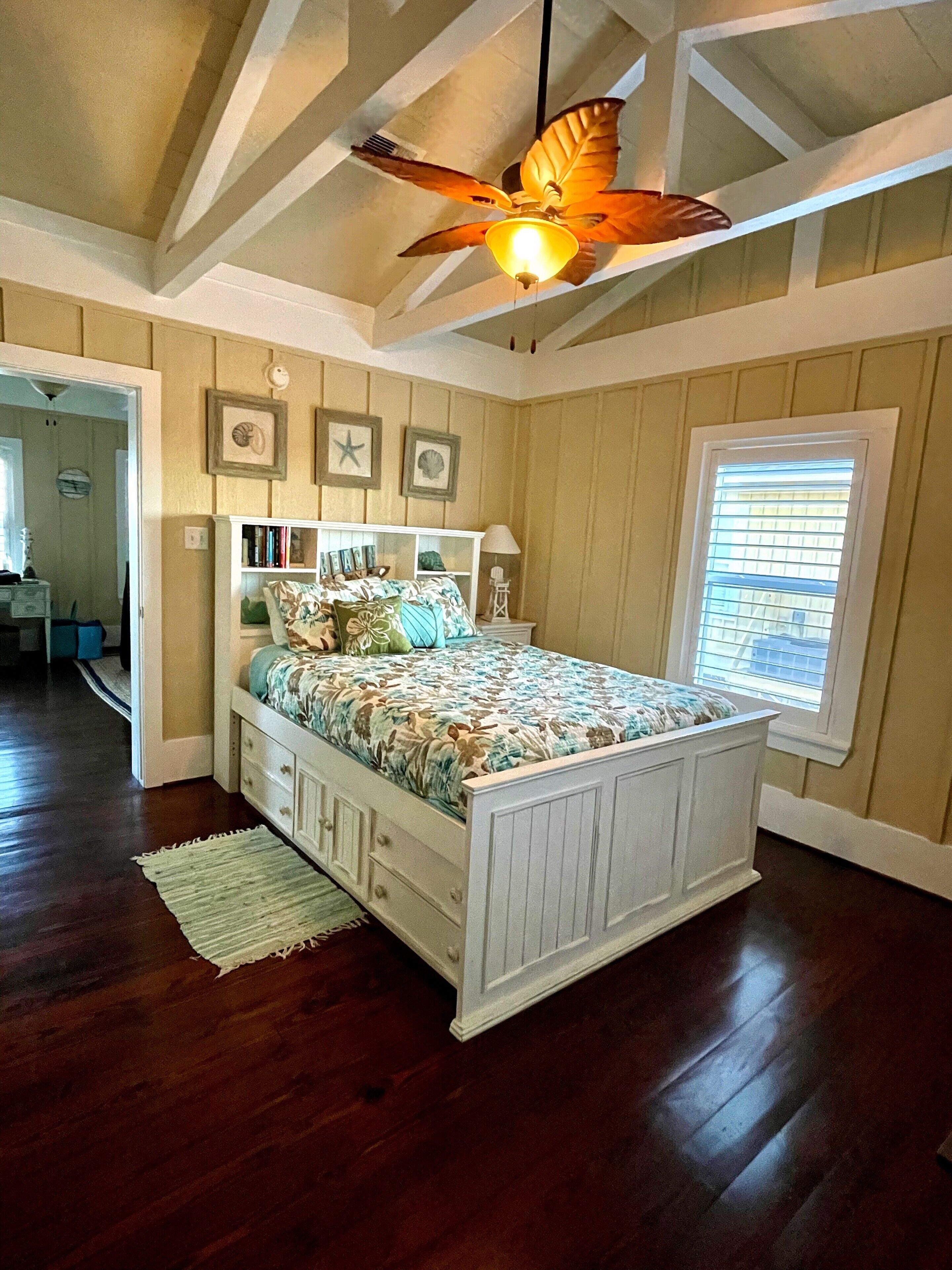 Amazing Beach Views! Seashell Getaway, a Charming Beach Cottage!