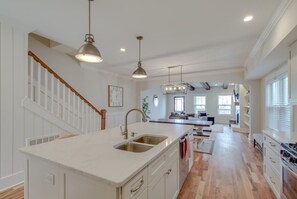 Fridge, microwave, oven, stovetop - East Nash Luxury - 4 Bedrooms - Rooftop Patio (Nashville)